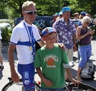 Jussi Veikkanen ja fani Axel Källberg.