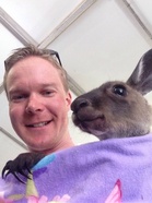 Jussi Veikkanen australialaisen kaverinsa kanssa.