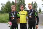 Vasemmalta: Suomen mestari Oskari Vainionpää, Skoda maantiecupin johtaja Ben Carman ja SM-hopeamitalisti Samuel Pökälä.